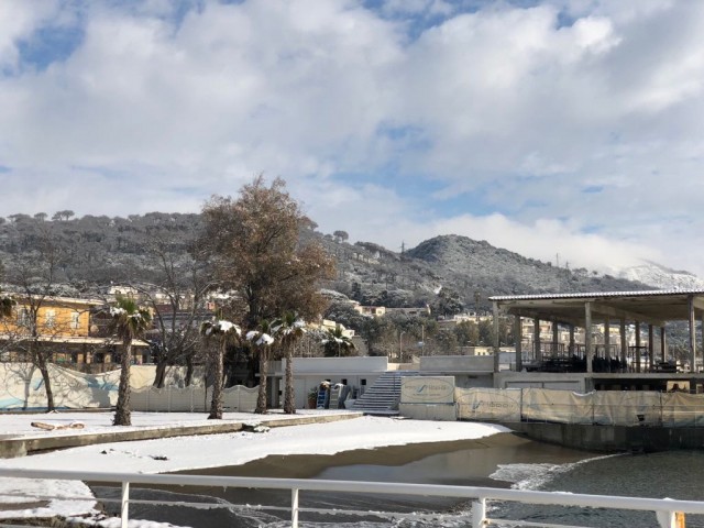 Lucrino e sullo sfondo il Monte Nuovo.jpg