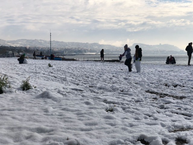 spiaggia di Lucrino e sullo sfondo Pozzuoli.jpg