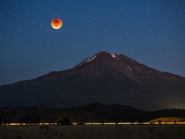 MT. SHASTA VOLCANO, IN NORTHERN CALIFORNIA.jpg