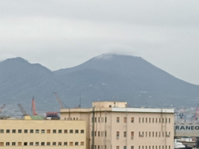 vesuvio prima neve 11122020.jpg