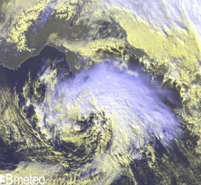 il-centro-del-vortice-ben-visibile-dal-satellite-3bmeteo-141314.jpg