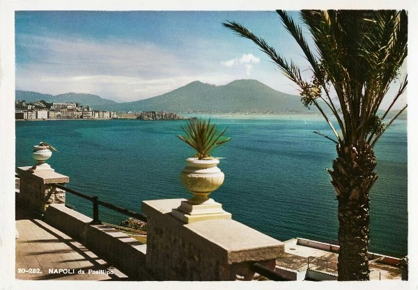 Posillipo-Panorama-di-Napoli-da-via-Orazio-anni-30-ca_vYS0j__please_credit[palette.fm].jpg