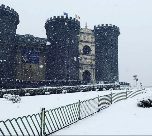 neve castello napoli.jpg