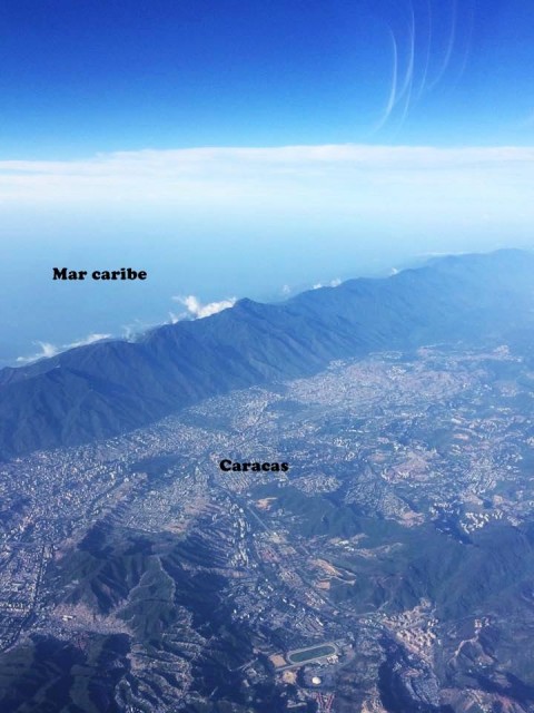 vista aerea mar caribe e caracas.jpg