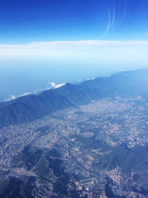 vista aerea mar caribe e caracas.jpg