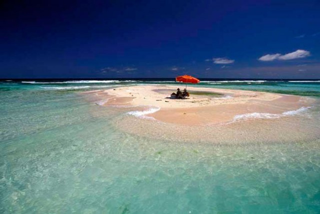 los_roques01_beaches_sandbank_close_to_cayo_sal.jpg